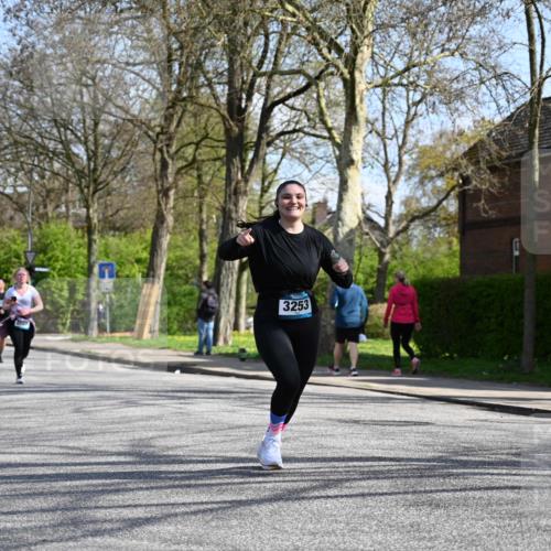 12.04.2026 - 45. Internationalen Wilhelmsburger Insellauf J. Mangold http://msf.ph/oto/9471394 12.04.2026 11:25:57 Ziel 3253, 2207, 2388, 3122, 2353 meine-sportfotos.de