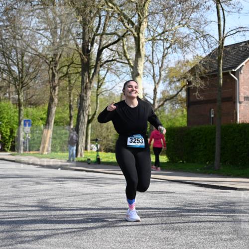 12.04.2026 - 45. Internationalen Wilhelmsburger Insellauf J. Mangold http://msf.ph/oto/9471401 12.04.2026 11:25:58 Ziel 3253, 2207, 2388, 3122, 2353 meine-sportfotos.de