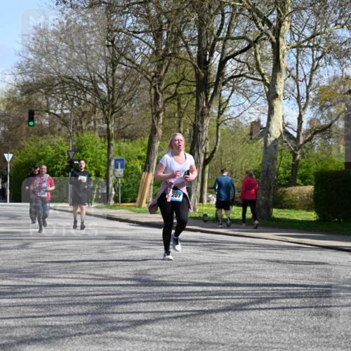 12.04.2026 - 45. Internationalen Wilhelmsburger Insellauf J. Mangold http://msf.ph/oto/9471444 12.04.2026 11:26:01 Ziel 3253, 2207, 2388, 3122, 3122, 2353 meine-sportfotos.de