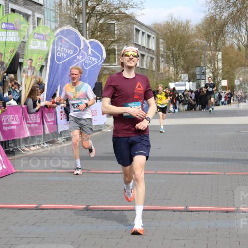 12.04.2026 - 45. Internationalen Wilhelmsburger Insellauf Strokosch-Dieckow http://msf.ph/oto/9471455 12.04.2026 12:52:27 Ziel 3903, 5479, 5797 meine-sportfotos.de