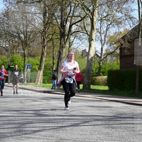 12.04.2026 - 45. Internationalen Wilhelmsburger Insellauf J. Mangold http://msf.ph/oto/9471461 12.04.2026 11:26:02 Ziel 3253, 2207, 2388, 3122, 2353 meine-sportfotos.de