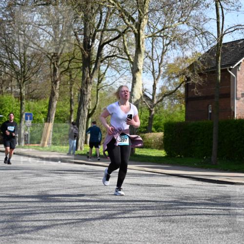 12.04.2026 - 45. Internationalen Wilhelmsburger Insellauf J. Mangold http://msf.ph/oto/9471471 12.04.2026 11:26:02 Ziel 3253, 2207, 2388, 3122, 2353 meine-sportfotos.de