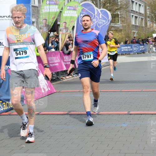 12.04.2026 - 45. Internationalen Wilhelmsburger Insellauf Strokosch-Dieckow http://msf.ph/oto/9471558 12.04.2026 12:52:30 Ziel 3903, 5479, 5797, 4529 meine-sportfotos.de