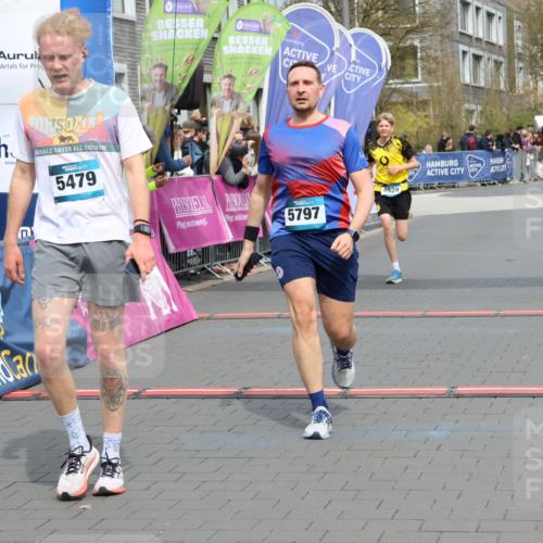 12.04.2026 - 45. Internationalen Wilhelmsburger Insellauf Strokosch-Dieckow http://msf.ph/oto/9471571 12.04.2026 12:52:30 Ziel 3903, 5479, 5797, 4529 meine-sportfotos.de