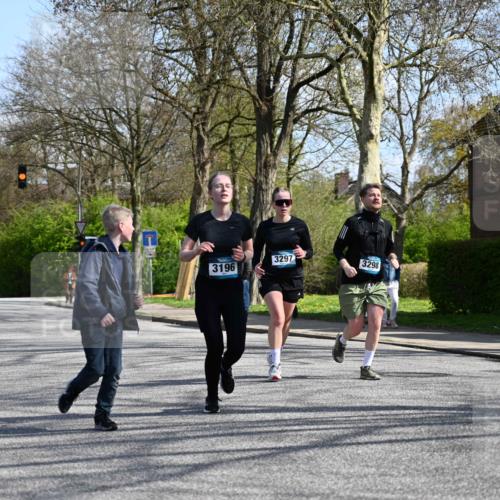 12.04.2026 - 45. Internationalen Wilhelmsburger Insellauf J. Mangold http://msf.ph/oto/9471621 12.04.2026 11:26:54 Ziel 2523, 3298, 3297, 3196 meine-sportfotos.de