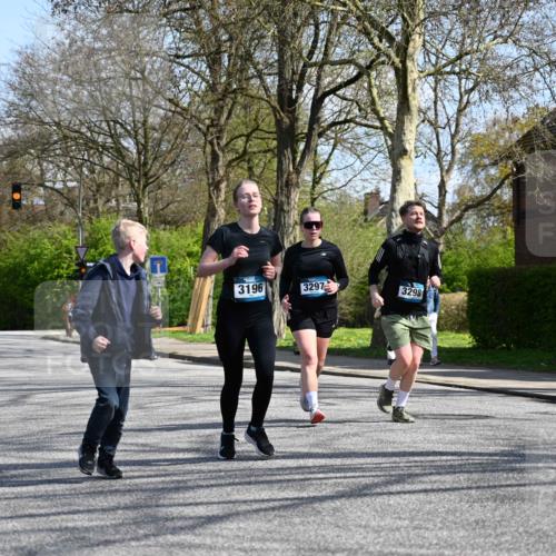 12.04.2026 - 45. Internationalen Wilhelmsburger Insellauf J. Mangold http://msf.ph/oto/9471626 12.04.2026 11:26:54 Ziel 2523, 3298, 3297, 3196 meine-sportfotos.de