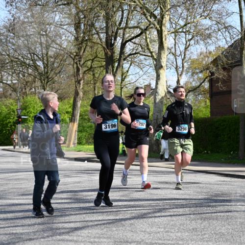 12.04.2026 - 45. Internationalen Wilhelmsburger Insellauf J. Mangold http://msf.ph/oto/9471640 12.04.2026 11:26:54 Ziel 2523, 3298, 3297, 3196 meine-sportfotos.de