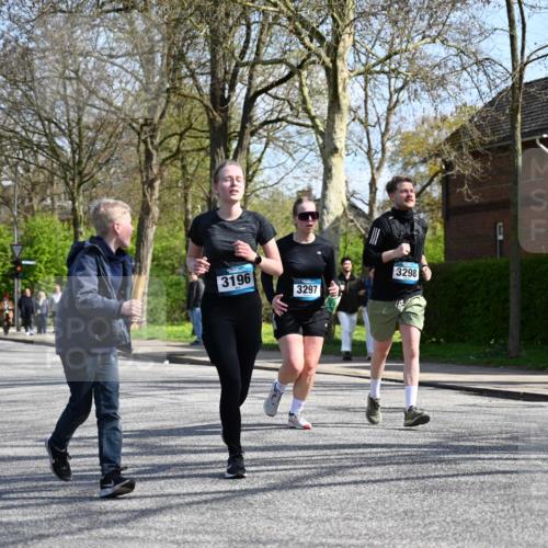 12.04.2026 - 45. Internationalen Wilhelmsburger Insellauf J. Mangold http://msf.ph/oto/9471645 12.04.2026 11:26:55 Ziel 2523, 3298, 3297, 3196 meine-sportfotos.de