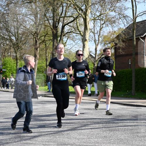 12.04.2026 - 45. Internationalen Wilhelmsburger Insellauf J. Mangold http://msf.ph/oto/9471646 12.04.2026 11:26:55 Ziel 2523, 3298, 3297, 3196 meine-sportfotos.de