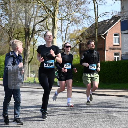 12.04.2026 - 45. Internationalen Wilhelmsburger Insellauf J. Mangold http://msf.ph/oto/9471660 12.04.2026 11:26:55 Ziel 2523, 3298, 3297, 3196 meine-sportfotos.de