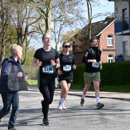 12.04.2026 - 45. Internationalen Wilhelmsburger Insellauf J. Mangold http://msf.ph/oto/9471663 12.04.2026 11:26:55 Ziel 2523, 3298, 3297, 3196 meine-sportfotos.de