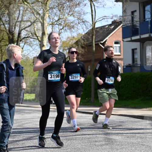 12.04.2026 - 45. Internationalen Wilhelmsburger Insellauf J. Mangold http://msf.ph/oto/9471668 12.04.2026 11:26:55 Ziel 2523, 3298, 3297, 3196 meine-sportfotos.de