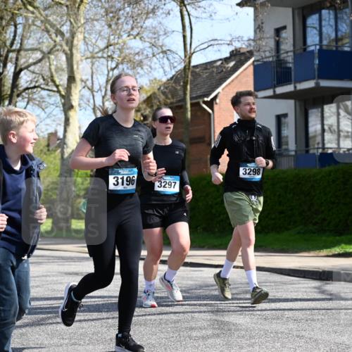 12.04.2026 - 45. Internationalen Wilhelmsburger Insellauf J. Mangold http://msf.ph/oto/9471672 12.04.2026 11:26:56 Ziel 3298, 3297, 3196 meine-sportfotos.de