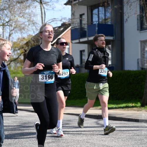 12.04.2026 - 45. Internationalen Wilhelmsburger Insellauf J. Mangold http://msf.ph/oto/9471684 12.04.2026 11:26:56 Ziel 3298, 3297, 3196 meine-sportfotos.de