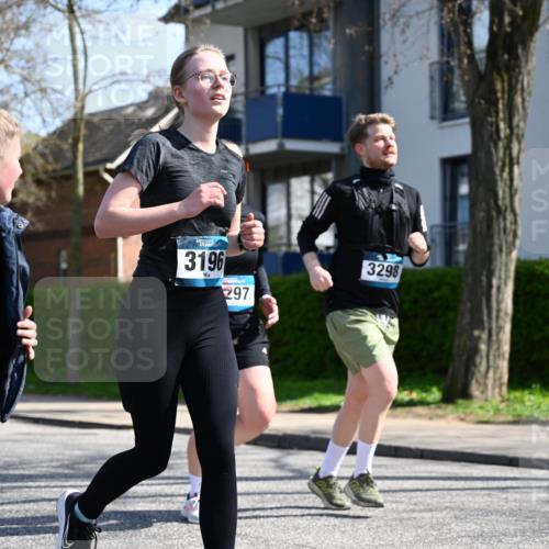 12.04.2026 - 45. Internationalen Wilhelmsburger Insellauf J. Mangold http://msf.ph/oto/9471692 12.04.2026 11:26:56 Ziel 3298, 3297, 3196 meine-sportfotos.de