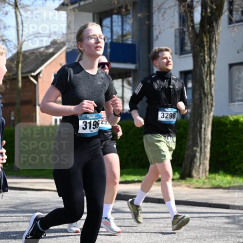 12.04.2026 - 45. Internationalen Wilhelmsburger Insellauf J. Mangold http://msf.ph/oto/9471693 12.04.2026 11:26:56 Ziel 3298, 3297, 3196 meine-sportfotos.de