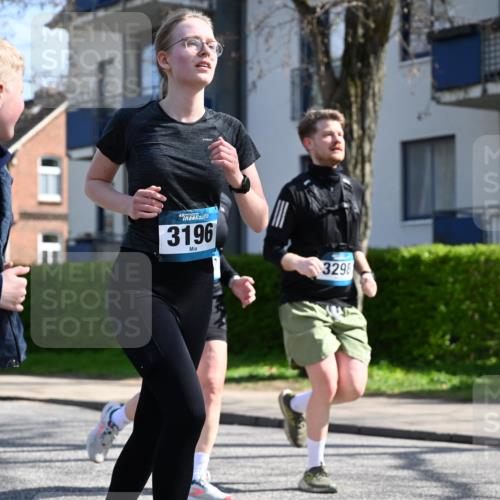 12.04.2026 - 45. Internationalen Wilhelmsburger Insellauf J. Mangold http://msf.ph/oto/9471698 12.04.2026 11:26:57 Ziel 3298, 3297, 3196 meine-sportfotos.de