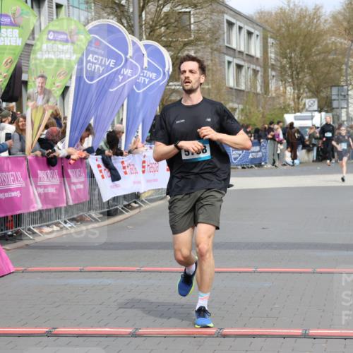 12.04.2026 - 45. Internationalen Wilhelmsburger Insellauf Strokosch-Dieckow http://msf.ph/oto/9471713 12.04.2026 12:52:36 Ziel 4529, 5758, 2033 meine-sportfotos.de