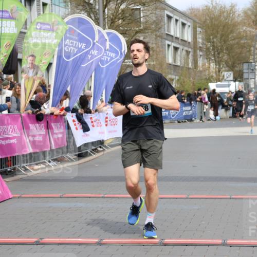 12.04.2026 - 45. Internationalen Wilhelmsburger Insellauf Strokosch-Dieckow http://msf.ph/oto/9471727 12.04.2026 12:52:36 Ziel 4529, 5758, 2033 meine-sportfotos.de