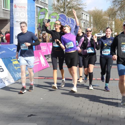 12.04.2026 - 45. Internationalen Wilhelmsburger Insellauf Strokosch-Dieckow http://msf.ph/oto/9471745 12.04.2026 11:28:24 Ziel 2309, 2310, 2237, 2140, 5831, 2511, 2512, 2352 meine-sportfotos.de