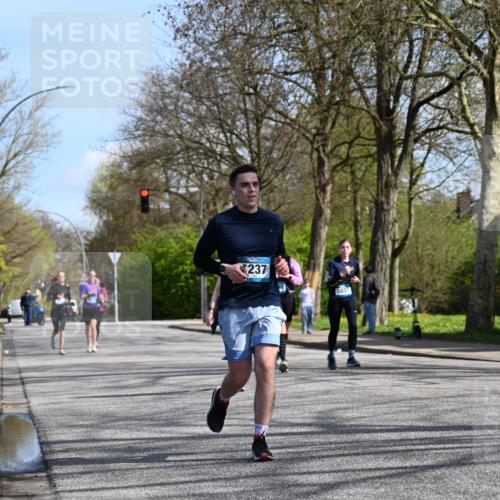 12.04.2026 - 45. Internationalen Wilhelmsburger Insellauf J. Mangold http://msf.ph/oto/9471746 12.04.2026 11:27:45 Ziel 2234, 2309, 2310, 2237, 2140, 5831, 2511, 2512, 2352, 3451, 4668 meine-sportfotos.de