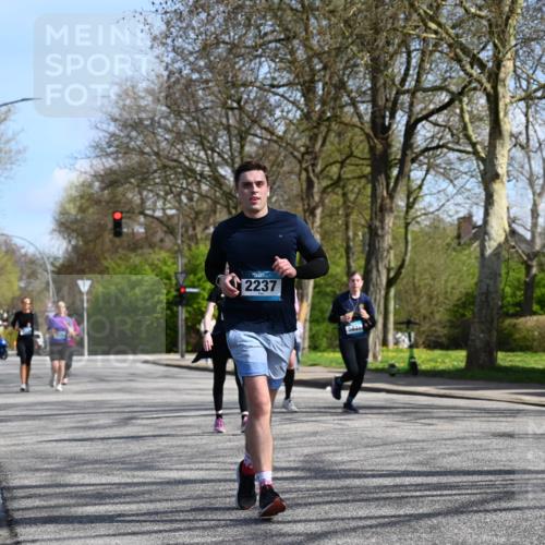 12.04.2026 - 45. Internationalen Wilhelmsburger Insellauf J. Mangold http://msf.ph/oto/9471752 12.04.2026 11:27:45 Ziel 2234, 2309, 2310, 2237, 2140, 5831, 2511, 2512, 2352, 3451, 4668 meine-sportfotos.de