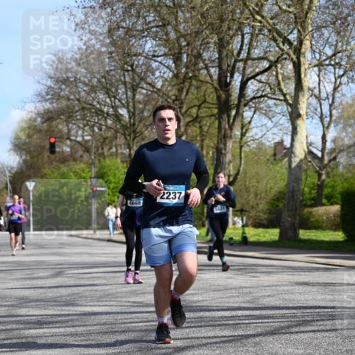 12.04.2026 - 45. Internationalen Wilhelmsburger Insellauf J. Mangold http://msf.ph/oto/9471759 12.04.2026 11:27:45 Ziel 2234, 2309, 2310, 2237, 2140, 5831, 2511, 2512, 2352, 3451, 4668 meine-sportfotos.de
