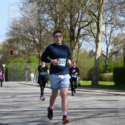 12.04.2026 - 45. Internationalen Wilhelmsburger Insellauf J. Mangold http://msf.ph/oto/9471763 12.04.2026 11:27:45 Ziel 2234, 2309, 2310, 2237, 2140, 5831, 2511, 2512, 2352, 3451, 4668 meine-sportfotos.de