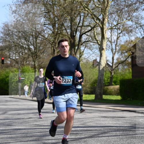 12.04.2026 - 45. Internationalen Wilhelmsburger Insellauf J. Mangold http://msf.ph/oto/9471768 12.04.2026 11:27:45 Ziel 2234, 2309, 2310, 2237, 2140, 5831, 2511, 2512, 2352, 3451, 4668 meine-sportfotos.de
