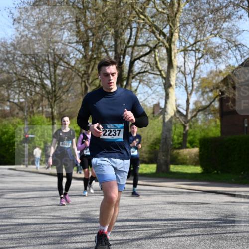 12.04.2026 - 45. Internationalen Wilhelmsburger Insellauf J. Mangold http://msf.ph/oto/9471770 12.04.2026 11:27:45 Ziel 2234, 2309, 2310, 2237, 2140, 5831, 2511, 2512, 2352, 3451, 4668 meine-sportfotos.de