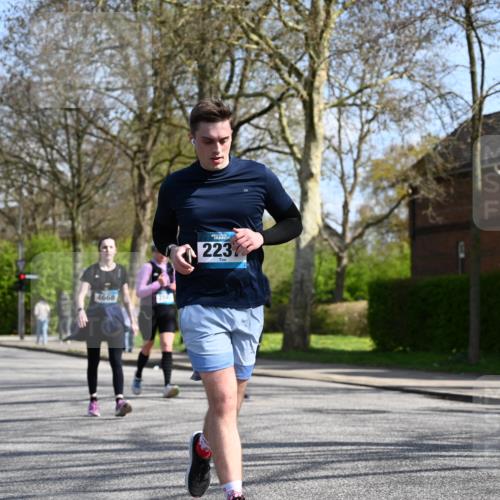 12.04.2026 - 45. Internationalen Wilhelmsburger Insellauf J. Mangold http://msf.ph/oto/9471775 12.04.2026 11:27:46 Ziel 2234, 2309, 2310, 2237, 2140, 5831, 2511, 2512, 2352, 3451, 4668 meine-sportfotos.de