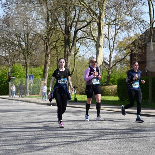 12.04.2026 - 45. Internationalen Wilhelmsburger Insellauf J. Mangold http://msf.ph/oto/9471788 12.04.2026 11:27:47 Ziel 2234, 2309, 2310, 2237, 2140, 5831, 2511, 2512, 2352, 3451, 4668 meine-sportfotos.de