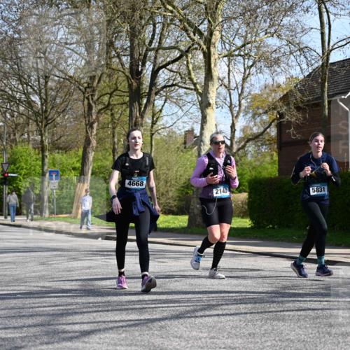 12.04.2026 - 45. Internationalen Wilhelmsburger Insellauf J. Mangold http://msf.ph/oto/9471795 12.04.2026 11:27:47 Ziel 2234, 2309, 2310, 2237, 2140, 5831, 2511, 2512, 2352, 3451, 4668 meine-sportfotos.de