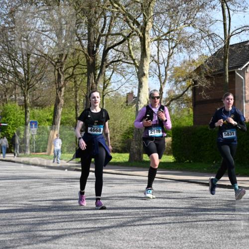 12.04.2026 - 45. Internationalen Wilhelmsburger Insellauf J. Mangold http://msf.ph/oto/9471798 12.04.2026 11:27:47 Ziel 2234, 2309, 2310, 2237, 2140, 5831, 2511, 2512, 2352, 3451, 4668 meine-sportfotos.de