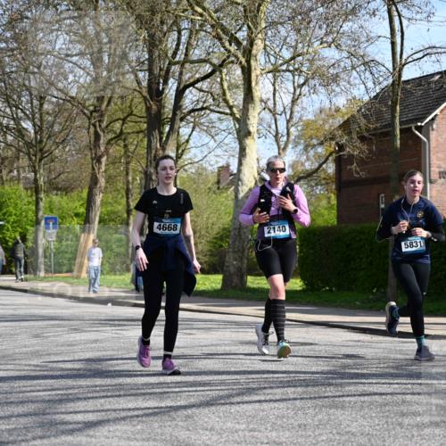 12.04.2026 - 45. Internationalen Wilhelmsburger Insellauf J. Mangold http://msf.ph/oto/9471799 12.04.2026 11:27:47 Ziel 2234, 2309, 2310, 2237, 2140, 5831, 2511, 2512, 2352, 3451, 4668 meine-sportfotos.de