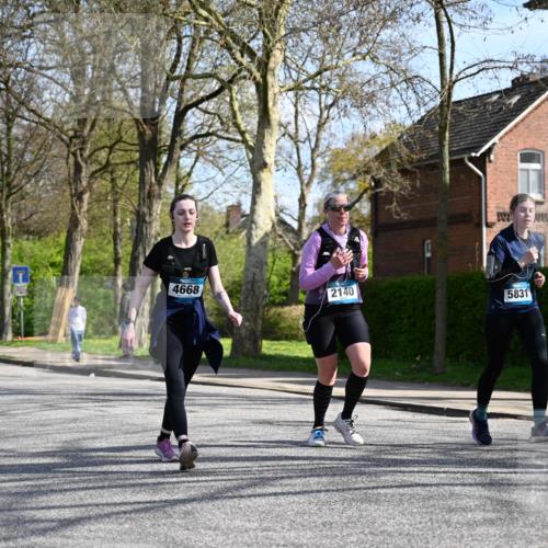 12.04.2026 - 45. Internationalen Wilhelmsburger Insellauf J. Mangold http://msf.ph/oto/9471807 12.04.2026 11:27:48 Ziel 2234, 2309, 2310, 2237, 2140, 5831, 2511, 2512, 2352, 3451, 4668 meine-sportfotos.de