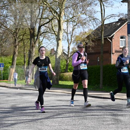 12.04.2026 - 45. Internationalen Wilhelmsburger Insellauf J. Mangold http://msf.ph/oto/9471809 12.04.2026 11:27:48 Ziel 2234, 2309, 2310, 2237, 2140, 5831, 2511, 2512, 2352, 3451, 4668 meine-sportfotos.de