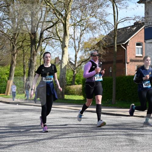 12.04.2026 - 45. Internationalen Wilhelmsburger Insellauf J. Mangold http://msf.ph/oto/9471811 12.04.2026 11:27:48 Ziel 2234, 2309, 2310, 2237, 2140, 5831, 2511, 2512, 2352, 3451, 4668 meine-sportfotos.de