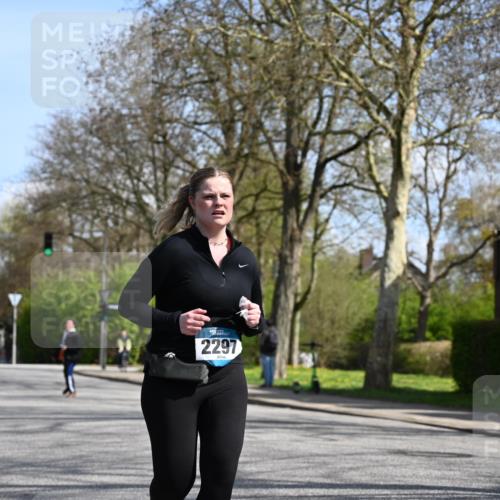 12.04.2026 - 45. Internationalen Wilhelmsburger Insellauf J. Mangold http://msf.ph/oto/9471964 12.04.2026 11:28:22 Ziel 2297, 2429, 2342, 2109 meine-sportfotos.de