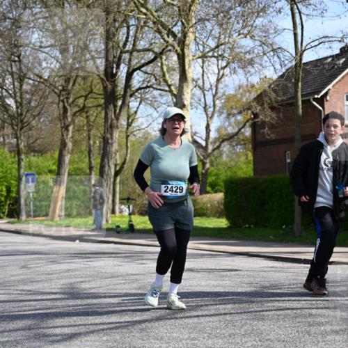 12.04.2026 - 45. Internationalen Wilhelmsburger Insellauf J. Mangold http://msf.ph/oto/9472005 12.04.2026 11:28:33 Ziel 2297, 2429, 2429, 2342, 2109 meine-sportfotos.de