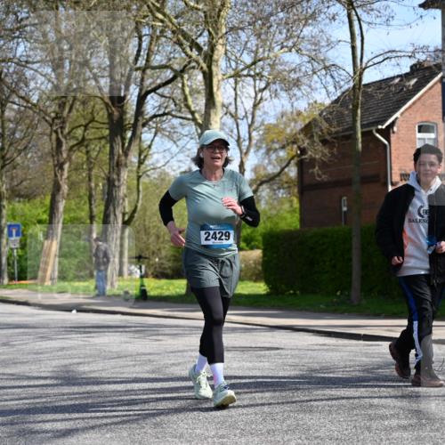 12.04.2026 - 45. Internationalen Wilhelmsburger Insellauf J. Mangold http://msf.ph/oto/9472011 12.04.2026 11:28:33 Ziel 2297, 2429, 2429, 2342, 2109 meine-sportfotos.de