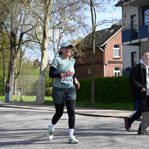 12.04.2026 - 45. Internationalen Wilhelmsburger Insellauf J. Mangold http://msf.ph/oto/9472023 12.04.2026 11:28:33 Ziel 2297, 2429, 2429, 2342, 2109 meine-sportfotos.de