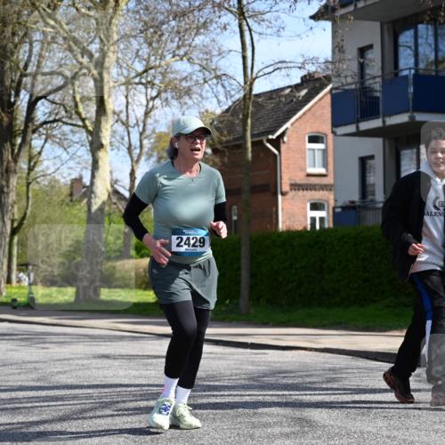 12.04.2026 - 45. Internationalen Wilhelmsburger Insellauf J. Mangold http://msf.ph/oto/9472028 12.04.2026 11:28:33 Ziel 2297, 2429, 2429, 2342, 2109 meine-sportfotos.de