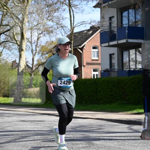 12.04.2026 - 45. Internationalen Wilhelmsburger Insellauf J. Mangold http://msf.ph/oto/9472037 12.04.2026 11:28:34 Ziel 2297, 2429, 2342, 2109 meine-sportfotos.de