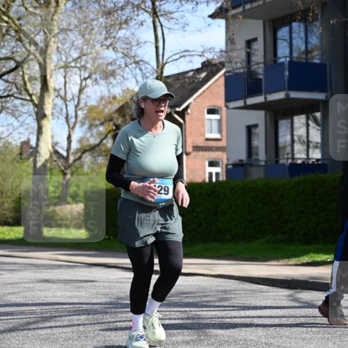 12.04.2026 - 45. Internationalen Wilhelmsburger Insellauf J. Mangold http://msf.ph/oto/9472039 12.04.2026 11:28:34 Ziel 2297, 2429, 2342, 2109 meine-sportfotos.de