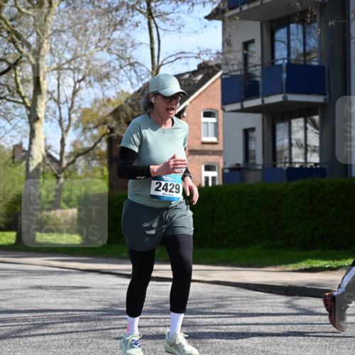 12.04.2026 - 45. Internationalen Wilhelmsburger Insellauf J. Mangold http://msf.ph/oto/9472041 12.04.2026 11:28:34 Ziel 2297, 2429, 2342, 2109 meine-sportfotos.de