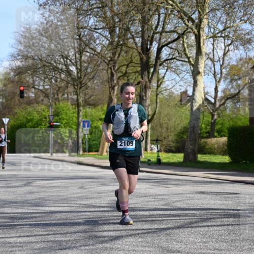 12.04.2026 - 45. Internationalen Wilhelmsburger Insellauf J. Mangold http://msf.ph/oto/9472069 12.04.2026 11:28:40 Ziel 2297, 2429, 2342, 2109 meine-sportfotos.de