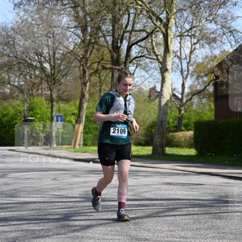 12.04.2026 - 45. Internationalen Wilhelmsburger Insellauf J. Mangold http://msf.ph/oto/9472078 12.04.2026 11:28:41 Ziel 2297, 2429, 2342, 2342, 2109 meine-sportfotos.de