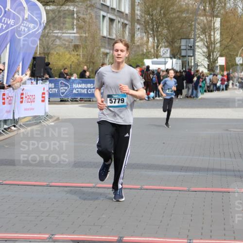 12.04.2026 - 45. Internationalen Wilhelmsburger Insellauf Strokosch-Dieckow http://msf.ph/oto/9472098 12.04.2026 12:53:00 Ziel 5779, 4346 meine-sportfotos.de