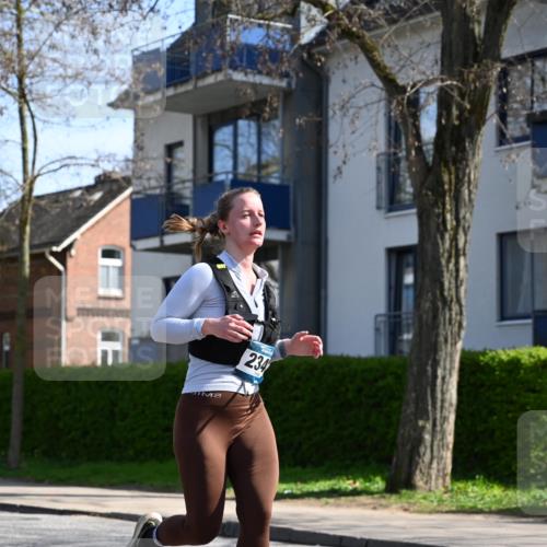 12.04.2026 - 45. Internationalen Wilhelmsburger Insellauf J. Mangold http://msf.ph/oto/9472127 12.04.2026 11:28:49 Ziel 2429, 2342, 2109, 4066 meine-sportfotos.de